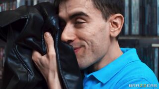 Hot Flasher Wants Porn Flicks And Dick – Samie Duchamp